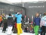 Um acht Uhr versammelten sich die Schüler der beiden Mittelschulen auf dem Pausenhof Um acht Uhr versammelten sich die Schüler der beiden Mittelschulen auf dem Pausenhof