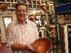 Albert Holzer mit der neuen Kräuter-Entdeckerschale. Albert Holzer mit der neuen Kräuter-Entdeckerschale.