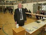 Bild: Bürgermeister Thomas Pinter von Meiningen bei der Stimmabgabe.