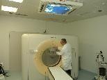 Bild: Prim. Dr. De Vries zeigt die deutlichgrößere Öffnung des neuen CT im LKH Feldkirch.