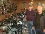 Bild: Wolfgang Weber und Elmar Wehinger in ihrem Motorradmuseum in Gisingen.