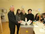 Bild: (v.l.) Bürgermeister Mag. Wilfried Berchtold mit den Töchtern und Gattin Sabine bei der Wahl.
