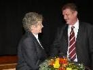 Bürgermeister Anton Metzler gratuliert Doris Amann herzlichst