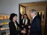 Bürgermeister Hans-Dieter Grabher begrüßt die Künstlerin Mariella Scherling Elia.