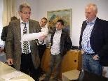 Bürgermeister Helmut Lampert gibt das Ergebnis bekannt. Bürgermeister Helmut Lampert gibt das Ergebnis bekannt.