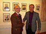 Bürgermeister Xaver Sinz gratuliert dem wiedergewählten Kommandanten Guntram Matt.
