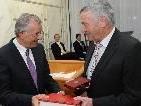 Das Ehrenzeichen des Landes Vorarlberg in Silber überreichte LH Dr. Herbert Sausgruber dem Silbertaler Bürgermeister Willi Säly.