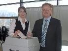 Der Bürgermeister der Gemeinde Bartholomäberg, Martin Vallaster, mit Gemeindemitarbeiterin Daniela beim Wahlgang im Mehrzweckgebäude.