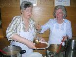Die Missionskreis-Frauen hatten beim Suppentag alle Hände voll zu tun.