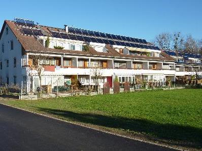 Die Nachrüstung der Solaranlage mit Anbindung an die Gasheizung erfolgte auf Privatinitiative der Hausgemeinschaft.