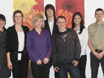 Die Teilnehmer des Lehrlings-Infotages in der Sparkasse Bludenz mit den Lehrlingsbeauftragten Martin Sieß und Claudia Hartmann. Die Teilnehmer des Lehrlings-Infotages in der Sparkasse Bludenz mit den Lehrlingsbeauftragten Martin Sieß und Claudia Hartmann.