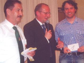 Edmund Bucher mit Bürgermeister Bertram Luger und Michael Netzer.