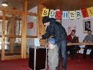 Erfreulich viele Jungwähler kamen in Reuthe zur Wahl.