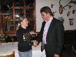 Erika Netzer erhält von Sportreferent Arthur Tagwerker das Sportehrenzeichen der Stadt Bludenz.