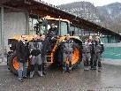 Erleichert die Arbeit des Teams des Bauhofs Nüziders: der neue John Deer-Traktor. Im Bild mit Bürgermeister Peter Neier (li.).