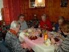 Esssen in gemütlicher Atmosphäre beim Mittagstisch der Senioren im Gasthaus Rose.