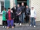 Fathi Kati mit einigen Jugendlichen vor dem Jugendhaus am Kirchplatz Fathi Kati mit einigen Jugendlichen vor dem Jugendhaus am Kirchplatz