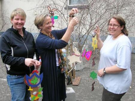 Harriet Maierhofer, Marianne Jaspers und Brigitte Mathis beleben die Marktstraße.