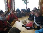 Im Restaurant auf der Albona wärmten sich die Schüler und genossen eine kostenlose Mahlzeit