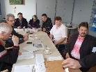 In neuer Sitzordnung: die Wahlhelfer am Dünserberg