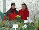 Kerstin Nitz & Ursula Frick boten frische Gartenkräuter und Blumen zum  Verkauf