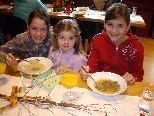 Martina, Ida und Katharina lassen sich die Suppen schmecken. Martina, Ida und Katharina lassen sich die Suppen schmecken.