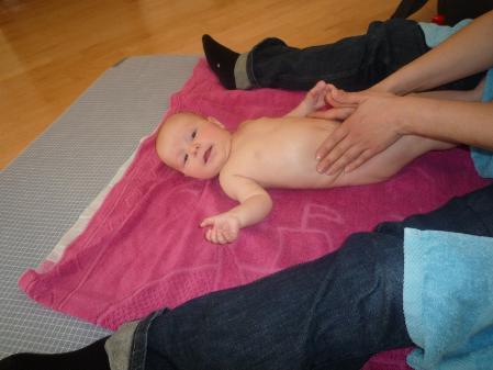 Babymassage vertieft die Eltern-Kind-Bindung.
