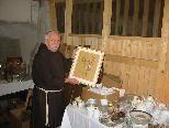 Bild: Bruder Gebhard in der Sammelstelle des Klosters mit einem Bild.