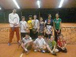 Der neue Trainer Steffen Birner mit tennisbegeisterten Kids