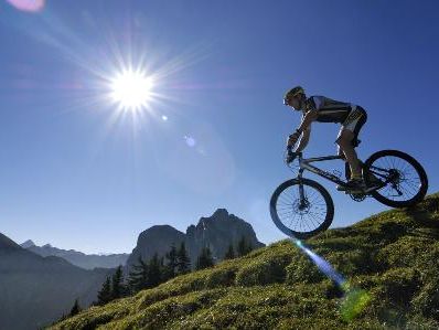 Downhillbiker und Wanderer kommen sich in den Bergen des Öfteren in die Quere. Downhillbiker und Wanderer kommen sich in den Bergen des Öfteren in die Quere.