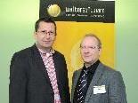 Gerd Kitzler (links) von Microsoft Wien reiste gerne zur Geburtstagsfeier nach Bregenz und gratuliert Walter Rhomberg zum erfolgreichen Unternehmen und der guten Zusammenarbeit.