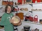Hubert Sander mit einer Kalebassentrommel aus Ghana im großzügigen und modernen Weltladen in Schruns, Silvrettastraße 4. Hubert Sander mit einer Kalebassentrommel aus Ghana im großzügigen und modernen Weltladen in Schruns, Silvrettastraße 4.
