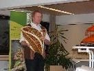 Karl Pirsch erklärte die Entstehung der verschiedenen Waren mit Bildern und woher sie stammen. Karl Pirsch erklärte die Entstehung der verschiedenen Waren mit Bildern und woher sie stammen.