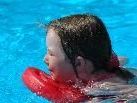 Kinder ab fünf Jahre können beim Schwimmkurs des Familienverbandes Klostertal schwimmen lernen. Kinder ab fünf Jahre können beim Schwimmkurs des Familienverbandes Klostertal schwimmen lernen.