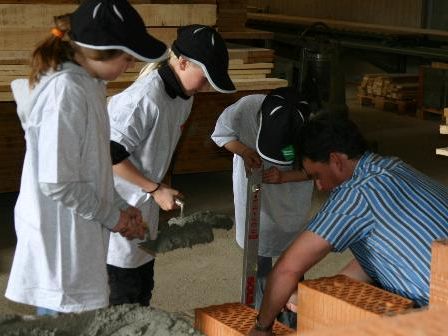 Schaffar Tag 2010 bei Tomaselli Gabriel Bau: Die Kinder waren mit Freude bei der Sache. Bilder: Tomaselli Gabriel Bau GmbH Schaffar Tag 2010 bei Tomaselli Gabriel Bau: Die Kinder waren mit Freude bei der Sache. Bilder: Tomaselli Gabriel Bau GmbH