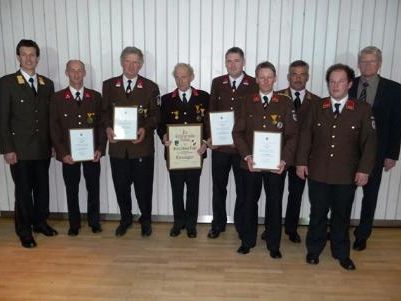 v.l.n.r.: BFI Herbert Österle, Stefan Bechter (25 Jahre), Peter Hagspiel (40 Jahre), Peter Anton Vögel (50 Jahre), Christoph Bals und Kdt. Hans Grabher (25 Jahre), AFK Max Bereuter, Kdt.-Stv. Florian Bechter, BGM Konrad Schwarz v.l.n.r.: BFI Herbert Österle, Stefan Bechter (25 Jahre), Peter Hagspiel (40 Jahre), Peter Anton Vögel (50 Jahre), Christoph Bals und Kdt. Hans Grabher (25 Jahre), AFK Max Bereuter, Kdt.-Stv. Florian Bechter, BGM Konrad Schwarz