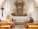 Barbara Ströhle und Mario Breuss in der sehr schlicht gehaltenen St. Josefskapelle in Suldis.