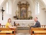 Barbara Ströhle und Mario Breuss in der sehr schlicht gehaltenen St. Josefskapelle in Suldis. Barbara Ströhle und Mario Breuss in der sehr schlicht gehaltenen St. Josefskapelle in Suldis.