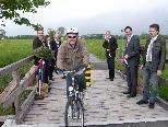 Bild: Der erste Radler darf die Radwegbrücke des neuen internationalen Radweges in Ruggell überfahren.