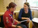 Caroline im Gespräch mit einer interessierten Mama Caroline im Gespräch mit einer interessierten Mama