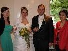 Das Brautpaar mit den Trauzeuginnen. Das Brautpaar mit den Trauzeuginnen.