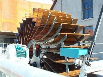Das Wasserrad bei der inatura treibt eine Turbine mit einer Jahresleistung von rund 64.000 KWh an.