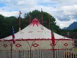 Das kolossale Zirkuszelt hat ein Fassungsvermögen von Tausend Personen und macht den Festplatz Oberau zum Blickfang
