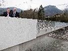 Die Bürgermeister Burkhard Wachter (l.) und Rudi Lerch bei der Verkehrsfreigabe der neuen Brücke von Vandans nach St. Anton. (Foto: meznar-media.com) Die Bürgermeister Burkhard Wachter (l.) und Rudi Lerch bei der Verkehrsfreigabe der neuen Brücke von Vandans nach St. Anton. (Foto: meznar-media.com)