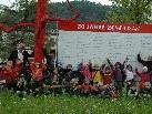Die Kindergartenkinder freuen sich riesig über den neuen, roten Kletterbaum.