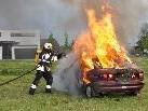 Die Löschung des brennenden Fahrzeugs wurde von einem jungen Feuerwehrler perfekt bewerkstelligt.