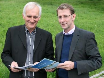Erfreuliche Ergebnisse zur Dorfentwicklung präsentierten Bürgermeister Herbert Dorn (l.) und Projektbegleiter Herbert Steiner.