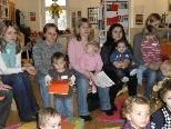 Gemeinsame erste Erfahrungen mit Bilderbüchern können die kleinen Bücherzwerge in der Bibliothek machen Gemeinsame erste Erfahrungen mit Bilderbüchern können die kleinen Bücherzwerge in der Bibliothek machen