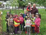 Kindergartenkinder pflanzten einen Apfelbaum