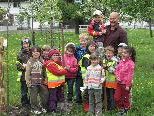 Kindergartenkinder pflanzten einen Apfelbaum Kindergartenkinder pflanzten einen Apfelbaum